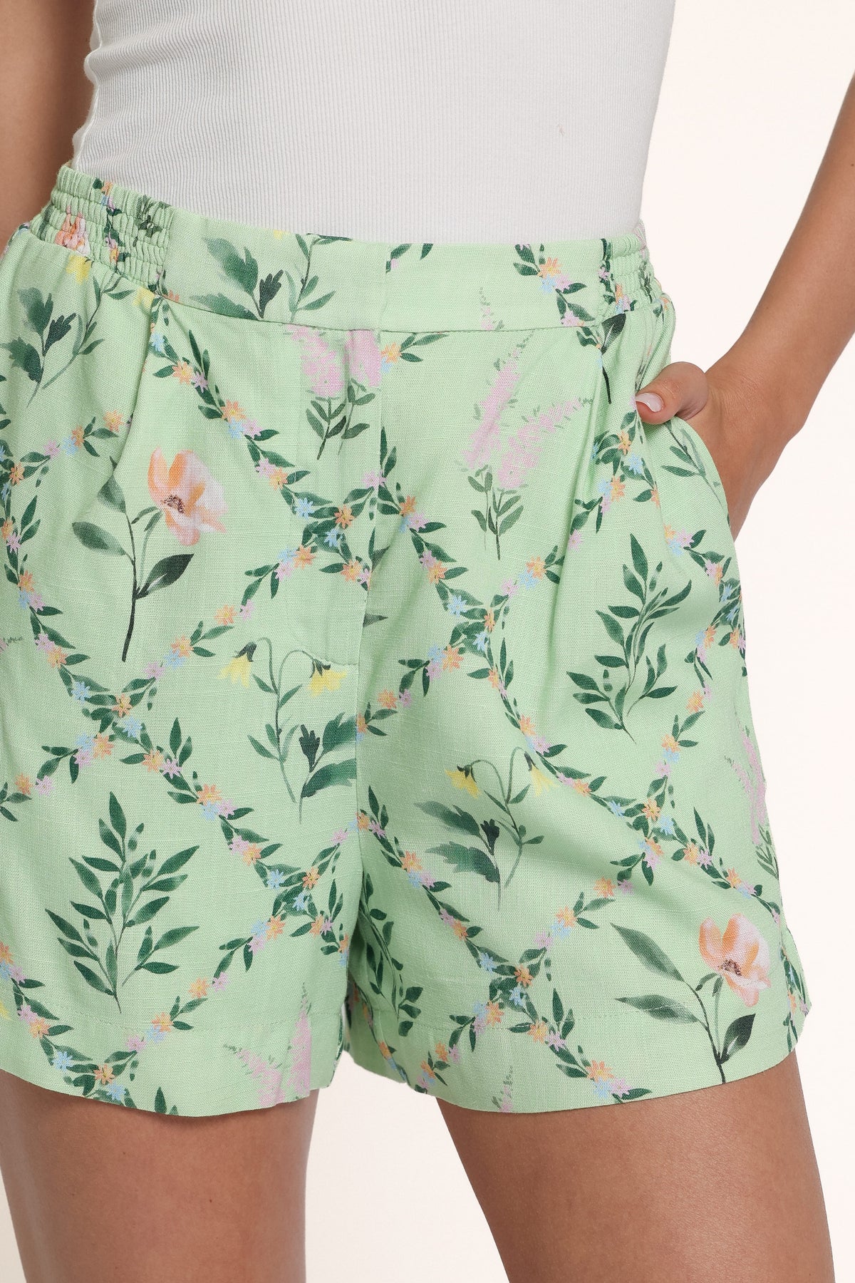 BOTTOMS Bayven Tailored Short - Green Botanical Floral