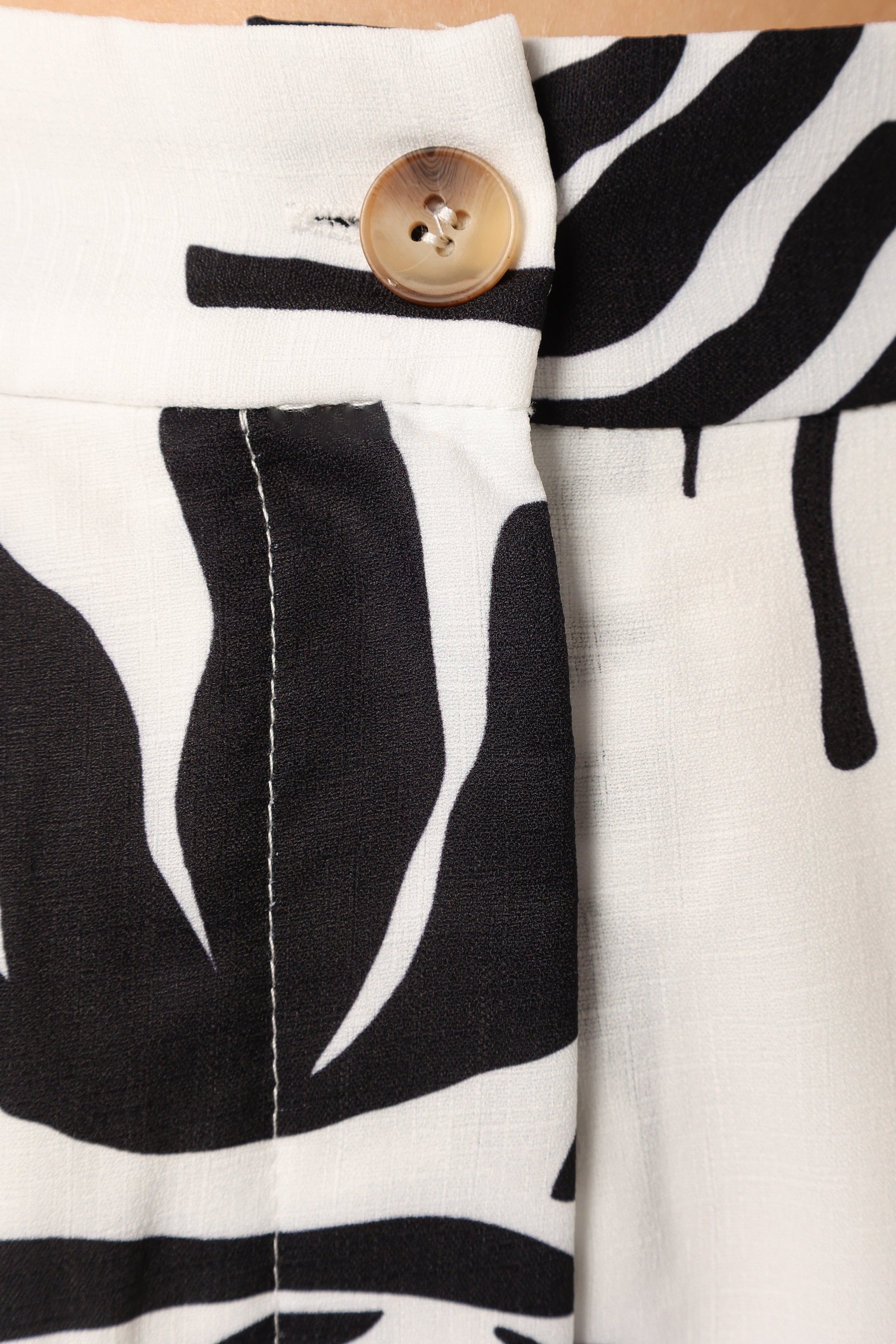 BOTTOMS @Carey High Waisted Shorts - White Black