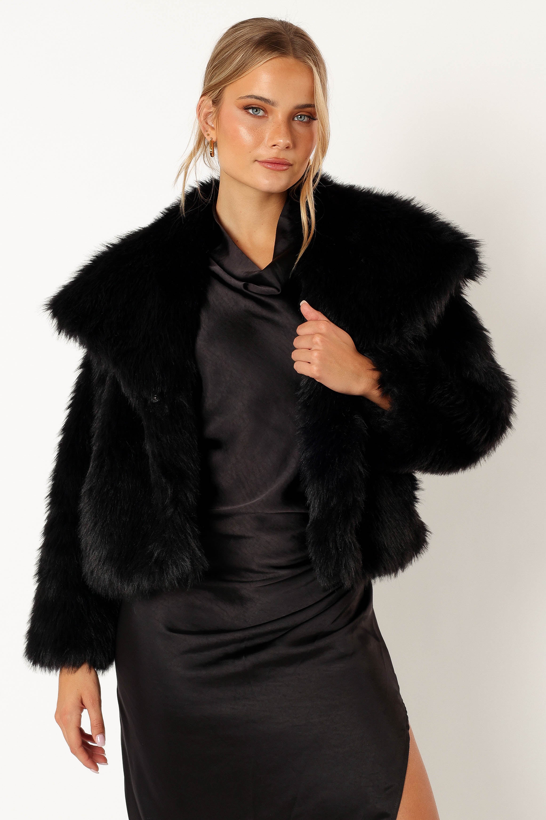 OUTERWEAR @Sarai Faux Fur Jacket - Black