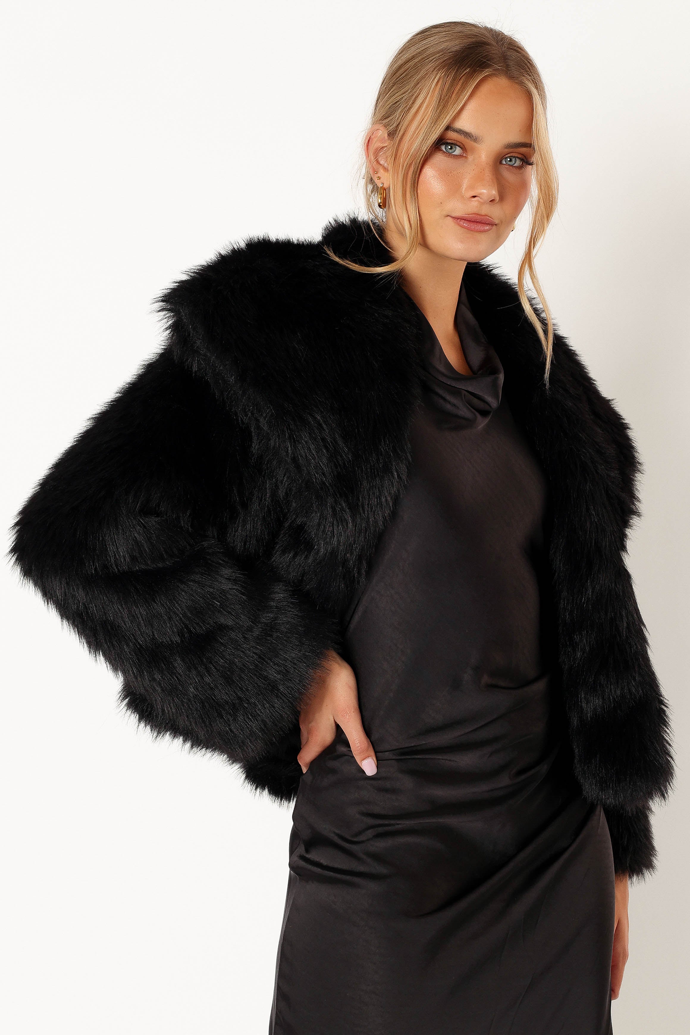 OUTERWEAR @Sarai Faux Fur Jacket - Black