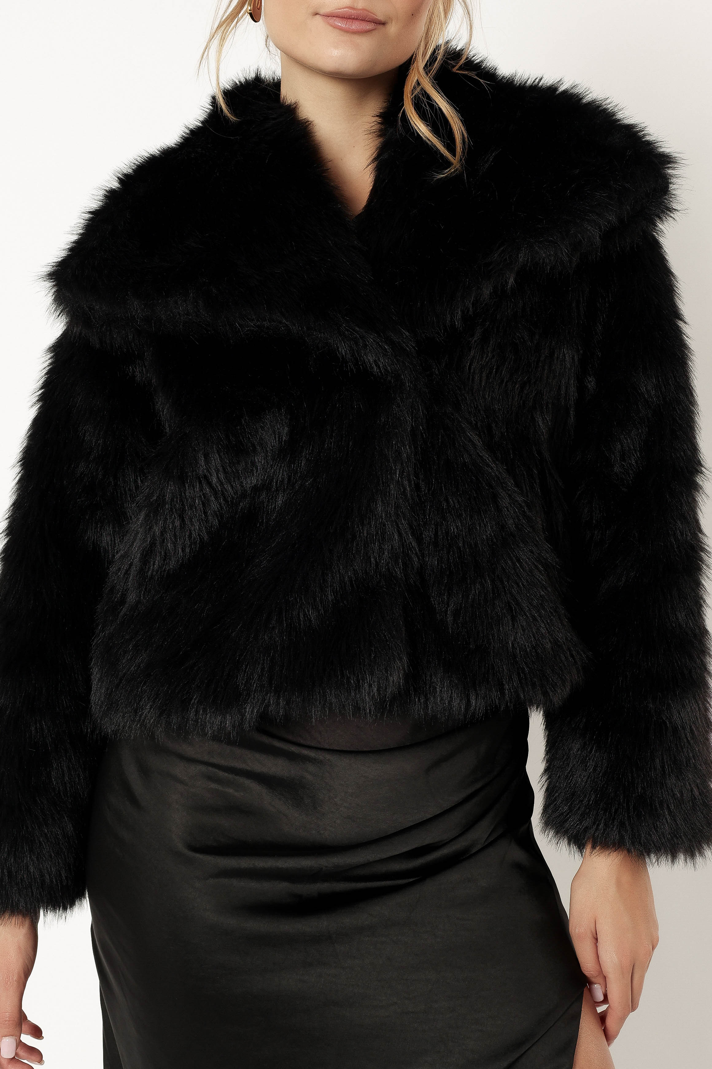 OUTERWEAR @Sarai Faux Fur Jacket - Black