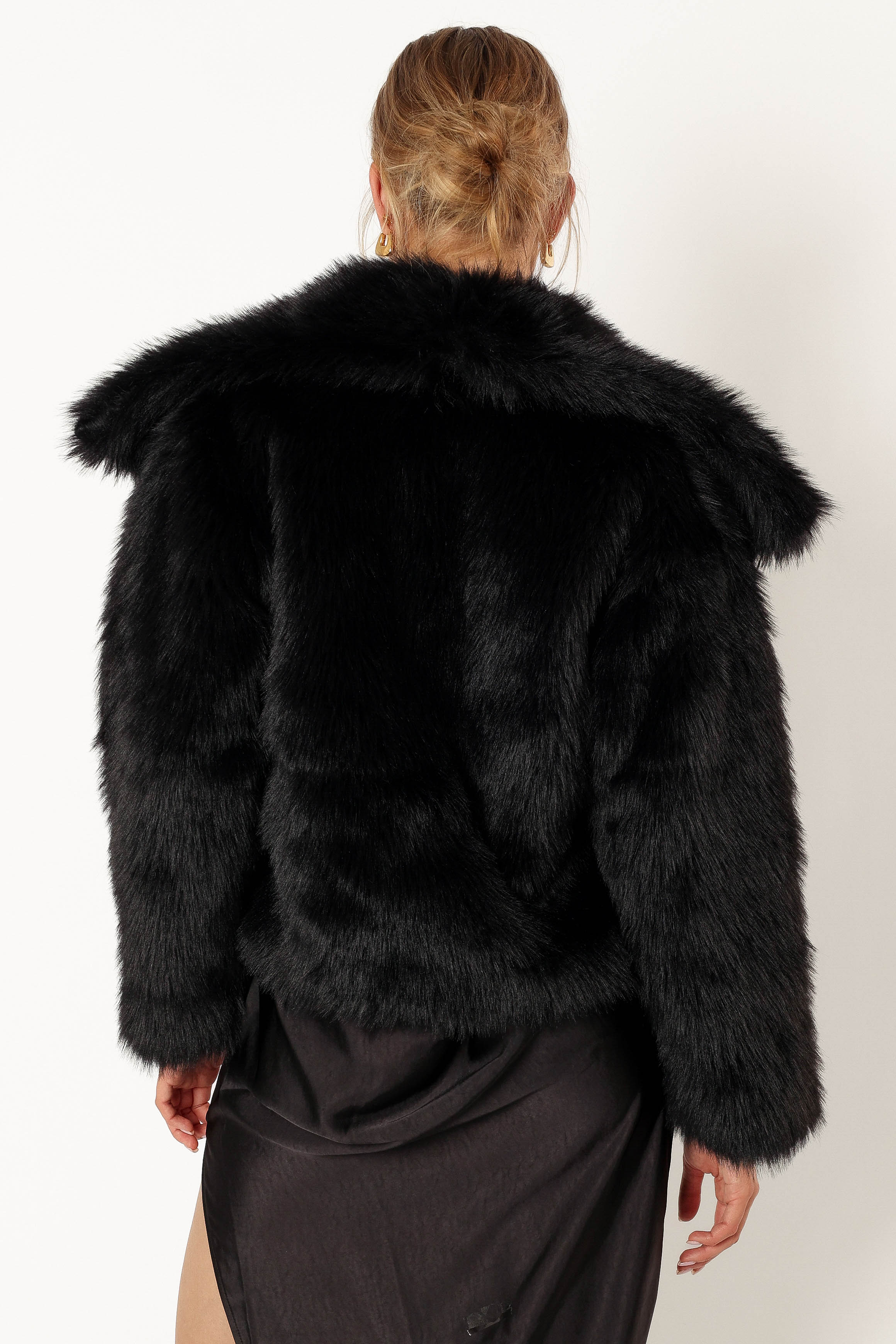 OUTERWEAR @Sarai Faux Fur Jacket - Black