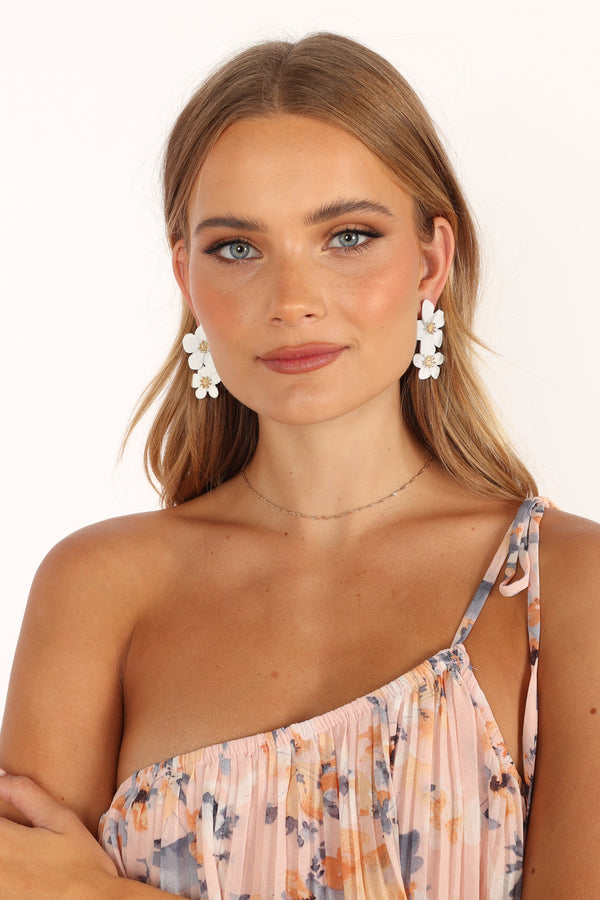 ACCESSORIES @Alexa Flower Earrings - White