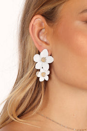 ACCESSORIES @Alexa Flower Earrings - White