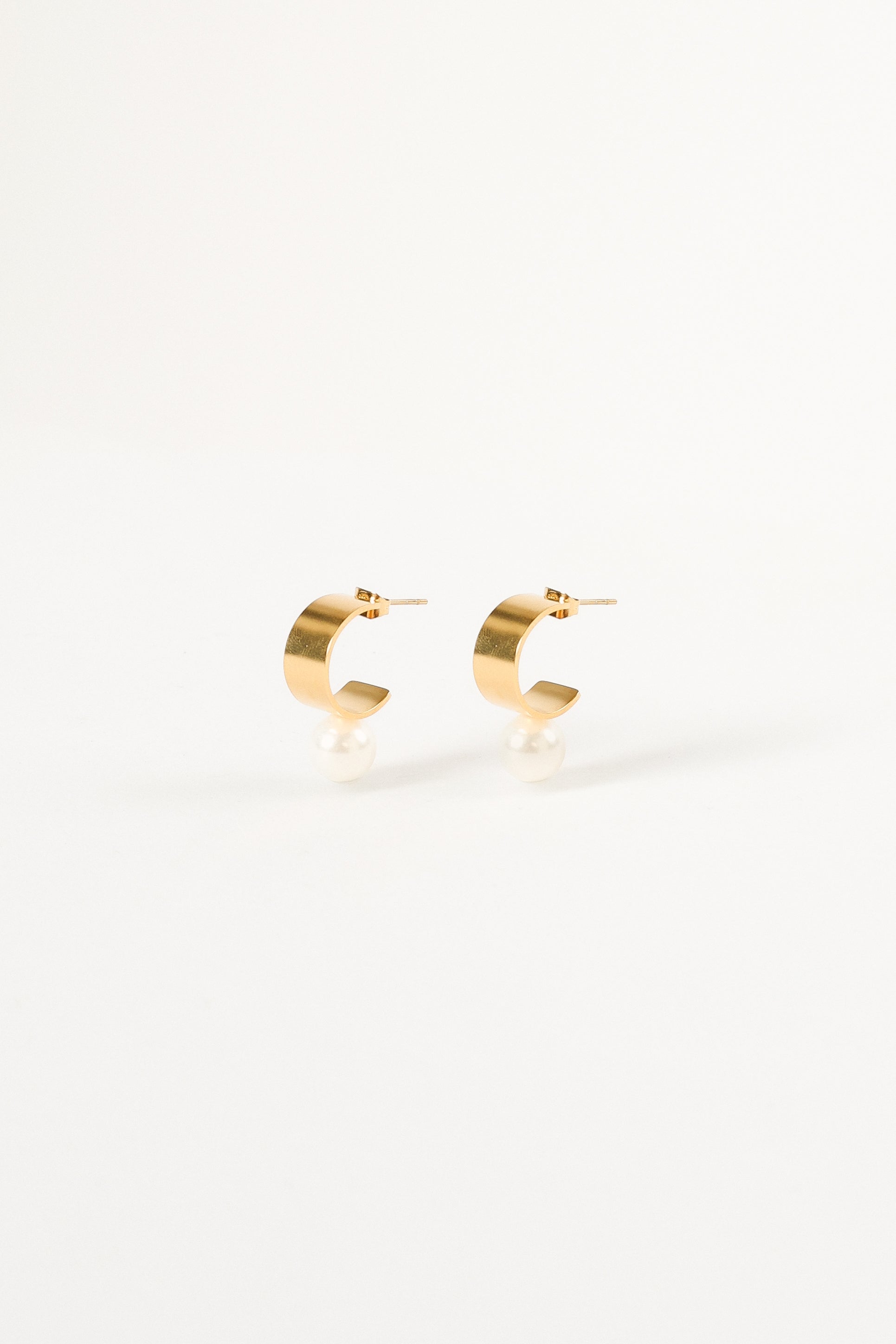 ACCESSORIES @Callie Pearl Hoop Earrings - Gold