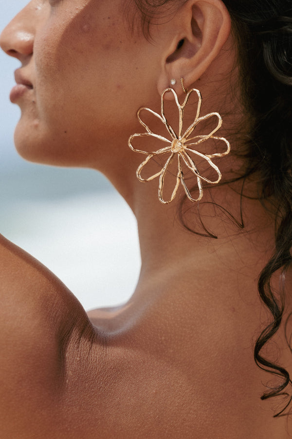 ACCESSORIES Indi Flower Earrings - Gold