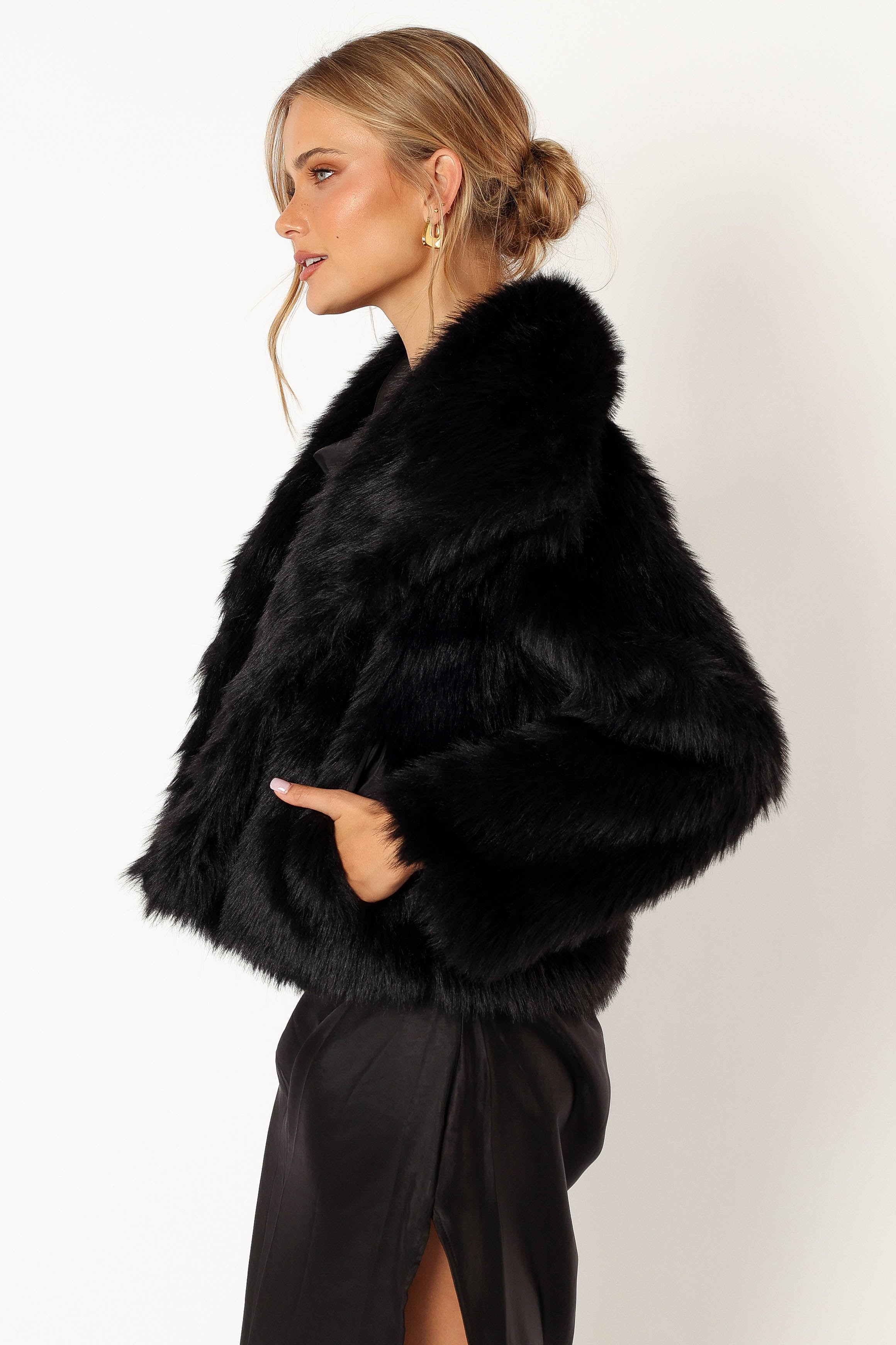 OUTERWEAR @Sarai Faux Fur Jacket - Black