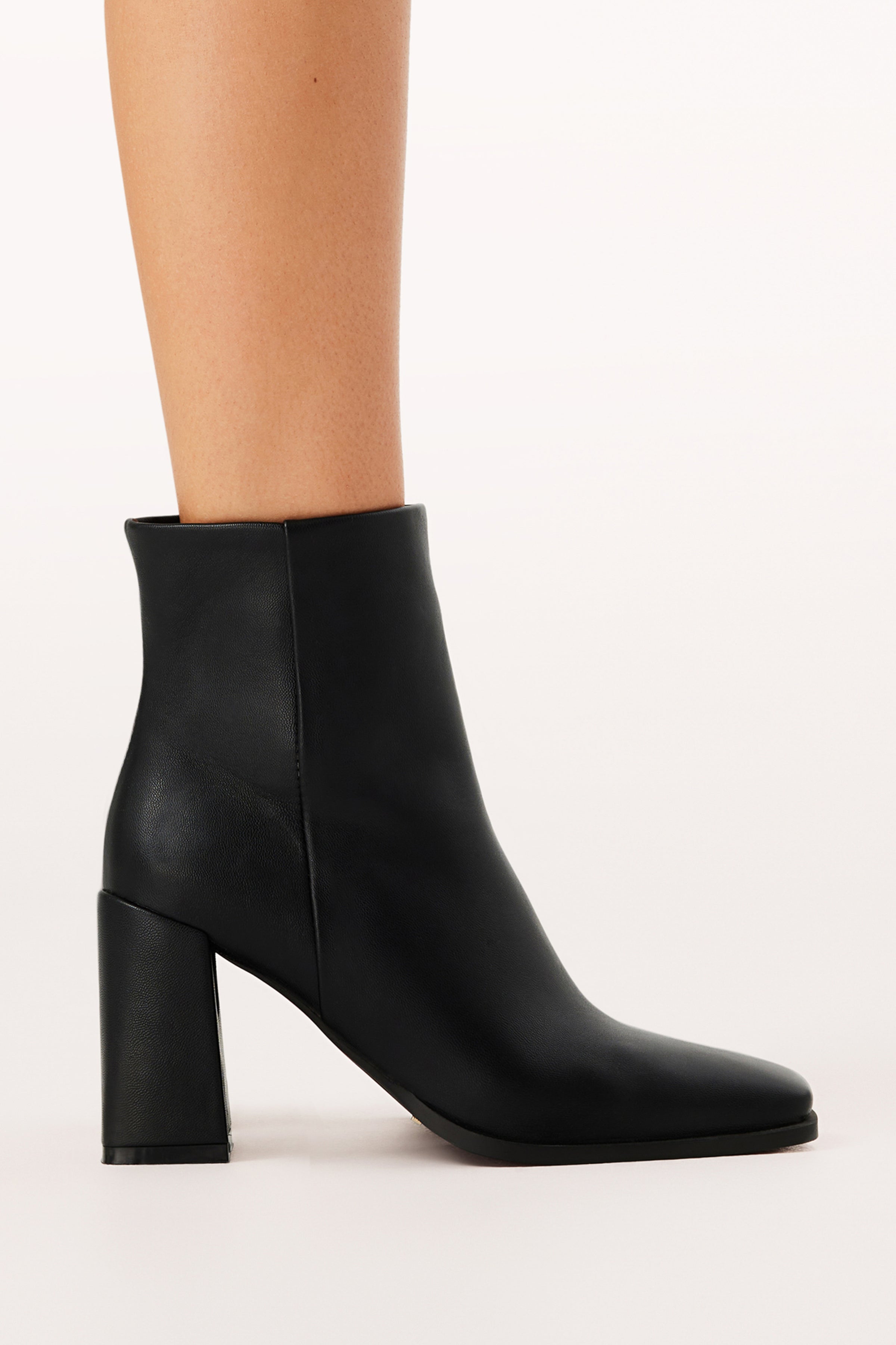 SHOES Chika Boots - Black