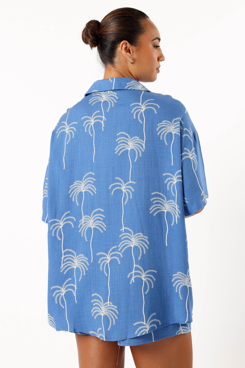 TOPS @Amira Short Sleeve Shirt - Blue Palm Print