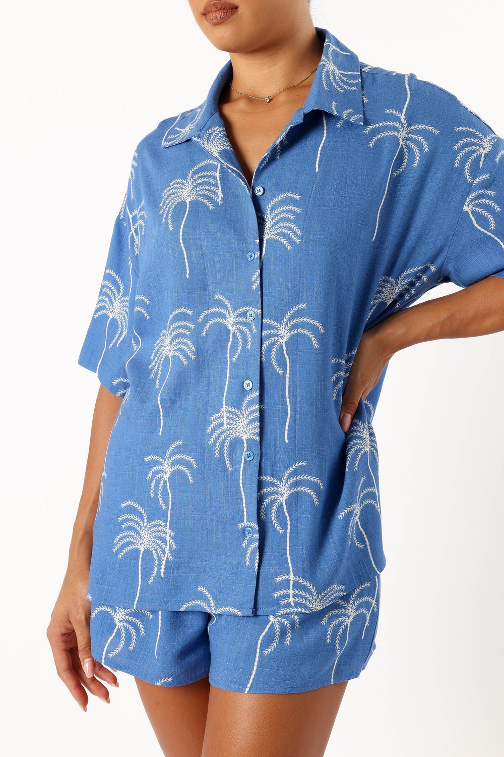 TOPS @Amira Short Sleeve Shirt - Blue Palm Print