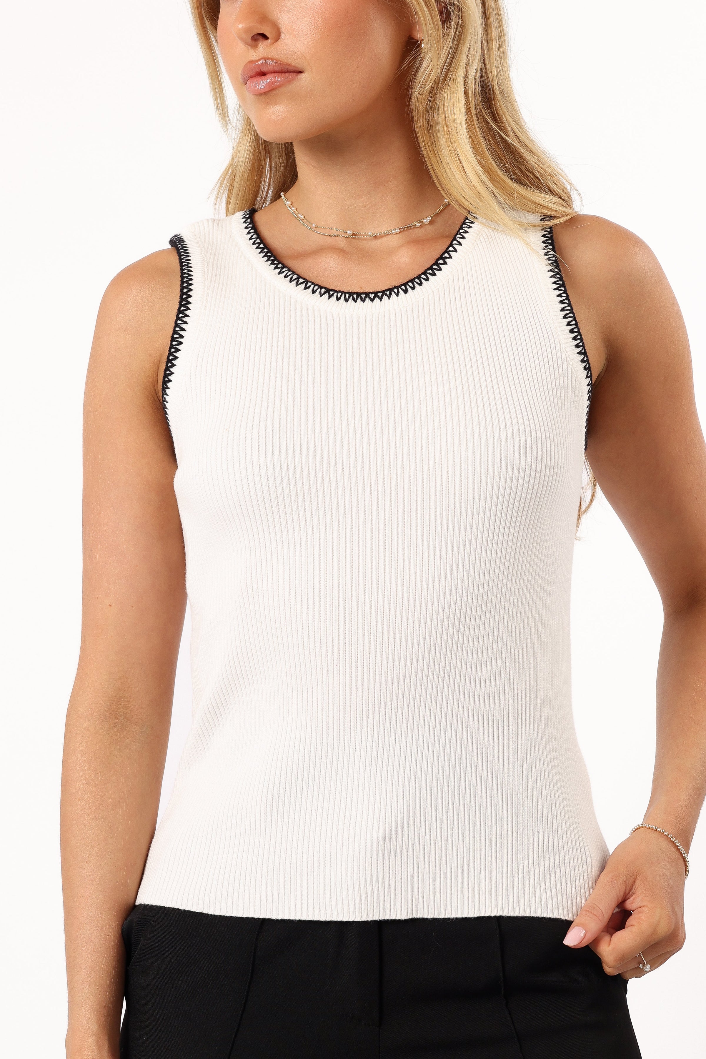 TOPS @Essy Top - White
