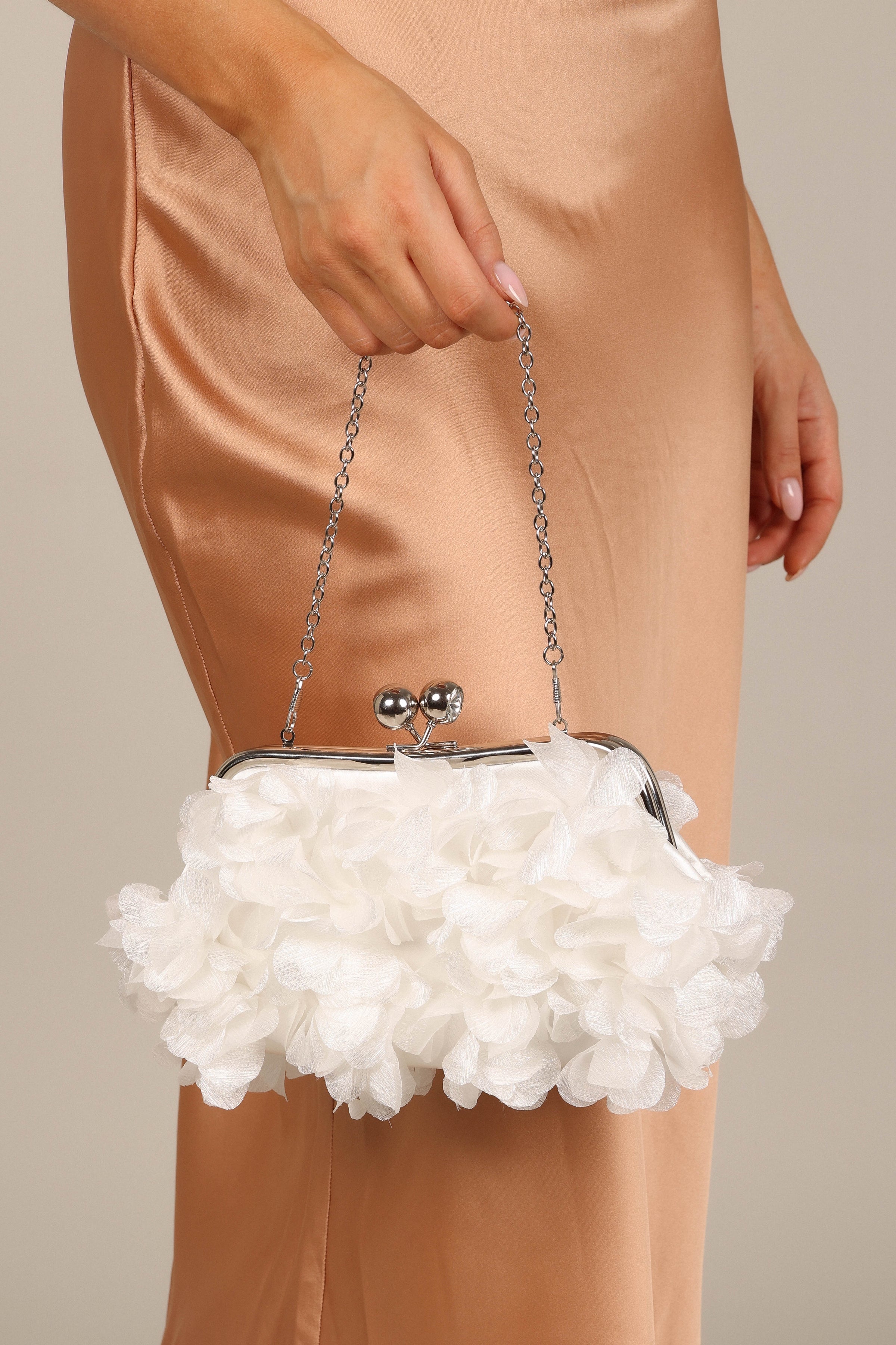 ACCESSORIES @Mon Amour Floral Clutch - White