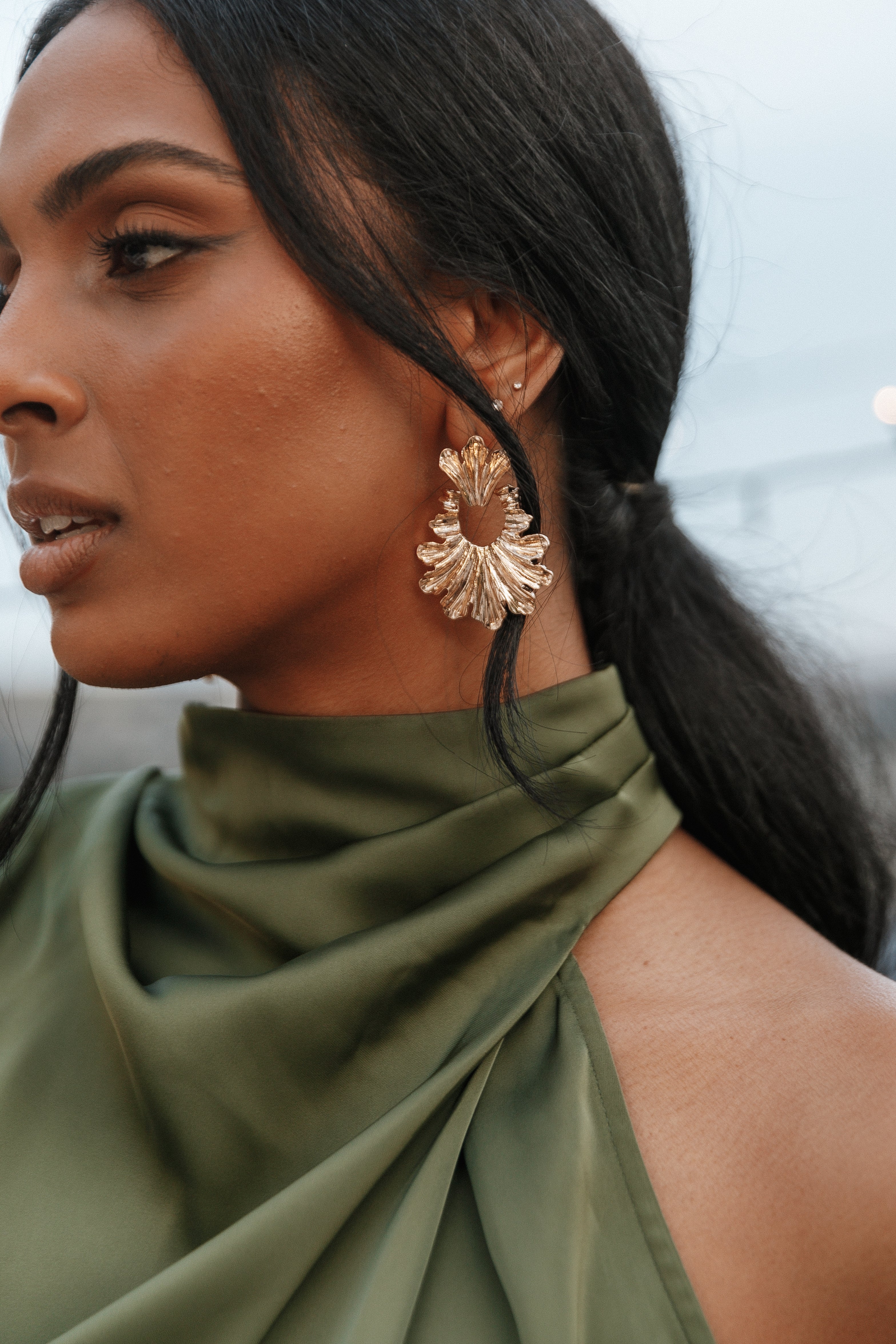 THE DAPHNE Gold Bar & Emerald Green Ginkgo Leaf Statement Earrings – Soli &  Sun